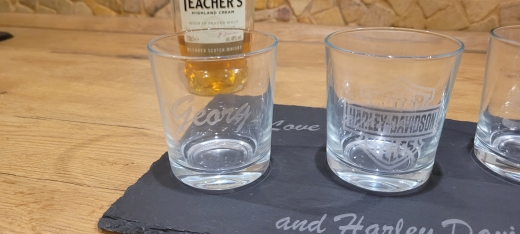 Schieferplatte mit Whiskygläser