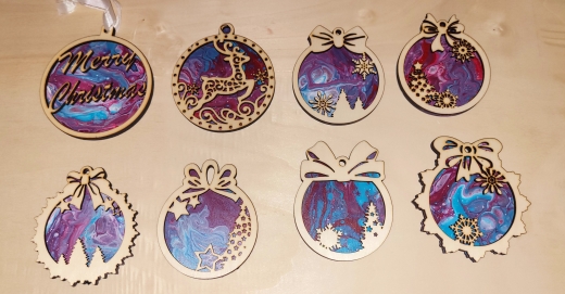 Weihnachtsbaumschmuck mit Acryl Pouring