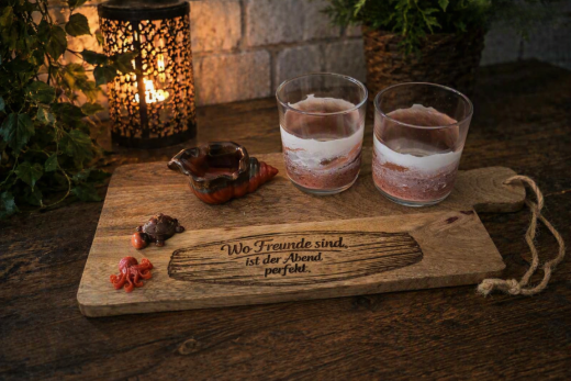 holzbrett-servierbrett-mit-gravur-wo-freunde-sind