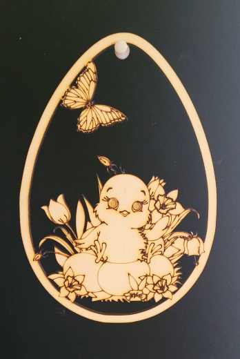 Dekoration: Osterei mit Küken, Schmetterling & Blumen