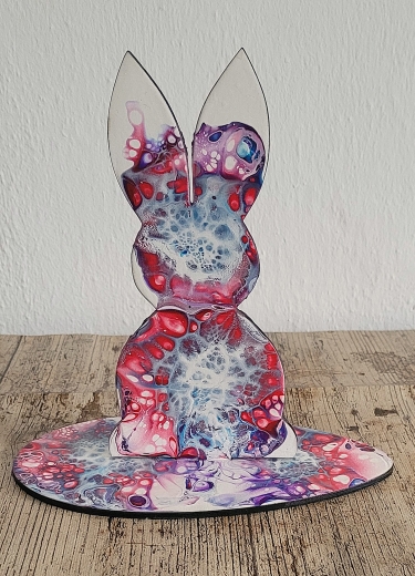 Dekorationen für Ostern: Hase mit Grundplatte in Acryl Pouring gehalten