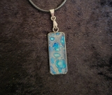 Handgefertigte Halskette mit Acryl Pouring-Anhänger in Blau-Tönen