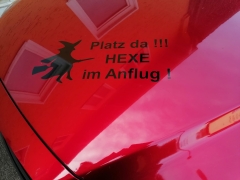 Autoaufkleber Platz da Hexe im Anflug