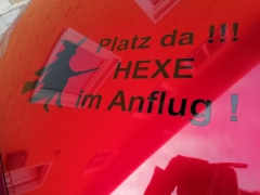 Autoaufkleber Platz da Hexe im Anflug