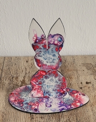 Dekorationen für Ostern: Hase mit Grundplatte in Acryl Pouring gehalten