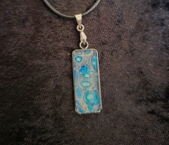 Handgefertigte Halskette mit Acryl Pouring-Anhänger in Blau-Tönen